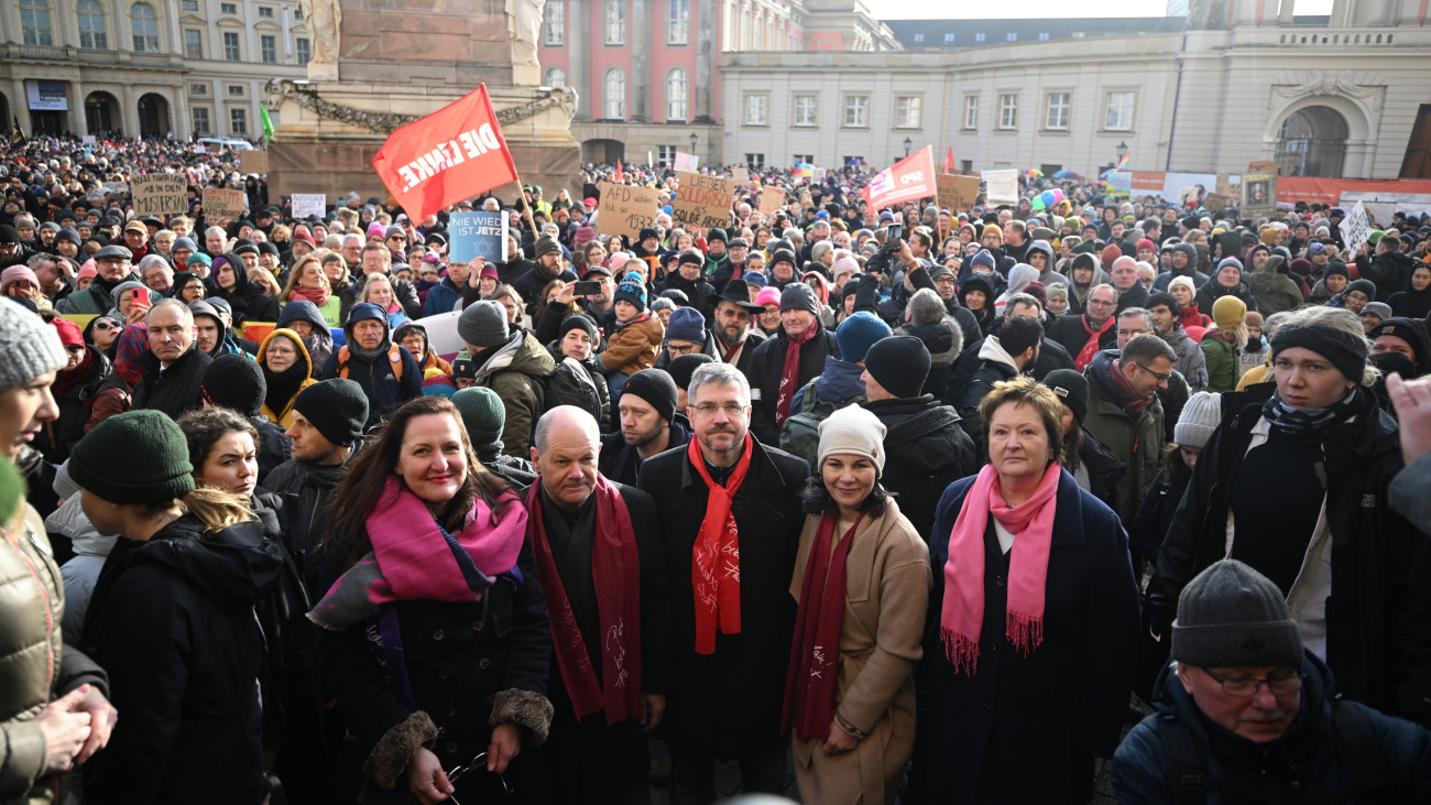 The German chancellor also participated in the demonstration against the extreme right in Potsdam