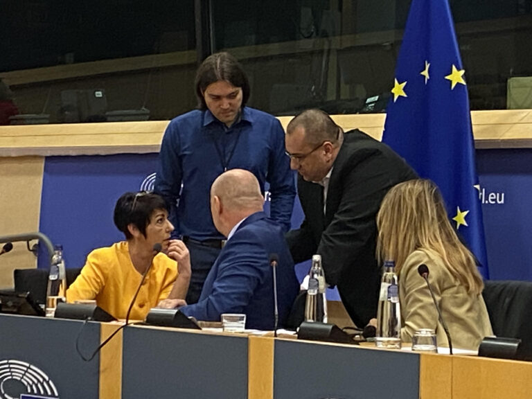 EU 의회 : 국민은 WHO의 전염병 폭정에 맞서 싸 웁니다 EU 의회 : 국민은 WHO의 전염병 폭정에 맞서 싸 웁니다