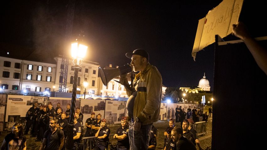 I momentumisti hanno aggredito Viktor Orbn durante la manifestazione di lunedì