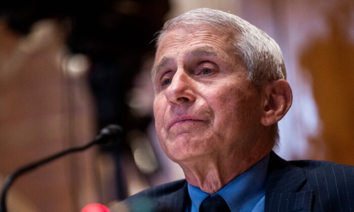 I medici criticano Fauci per aver rivendicato i vaccini COVID