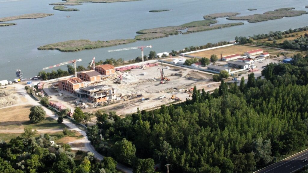 Foto droni: gli alberi sono stati sgomberati sul sito dell'accademia di kayak-canoe in costruzione sul Lago di Venezia