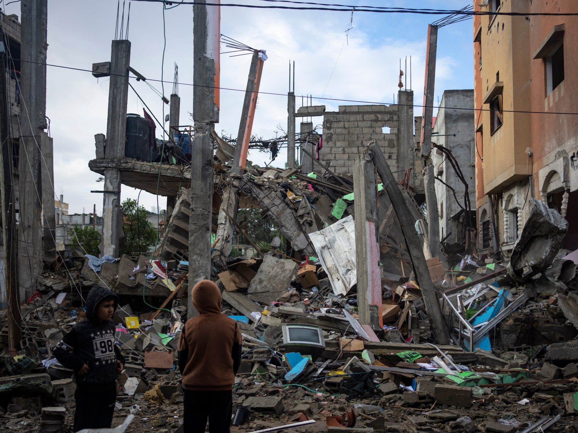 Digmaan ng Israel sa Gaza: Ang mga doktor sa Nasser Hospital ay nagtatrabaho sa tunog ng mga tangke